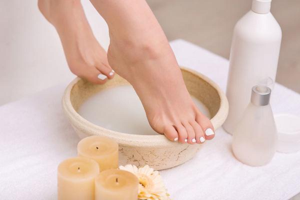 Cracked heel remedy: Soak your feet with milk and baking soda