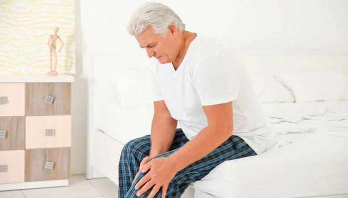 При болях в коленях становится трудно даже встать с постели