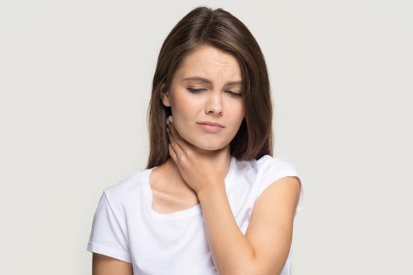 Сухість в горлі: лікування домашніми засобами