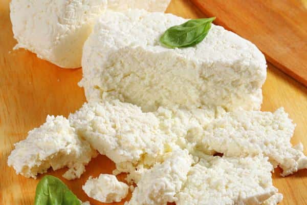 Как приготовить козий сычужный сыр?