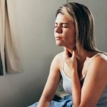 Біль у горлі при ковтанні – у чому може бути причина та як із цим боротися?