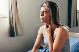 Біль у горлі при ковтанні – у чому може бути причина та як із цим боротися?